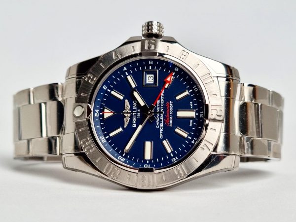 Breitling Avenger GMT - Horologiy.com